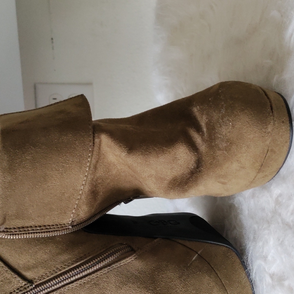Boots - Picture 2 of 8